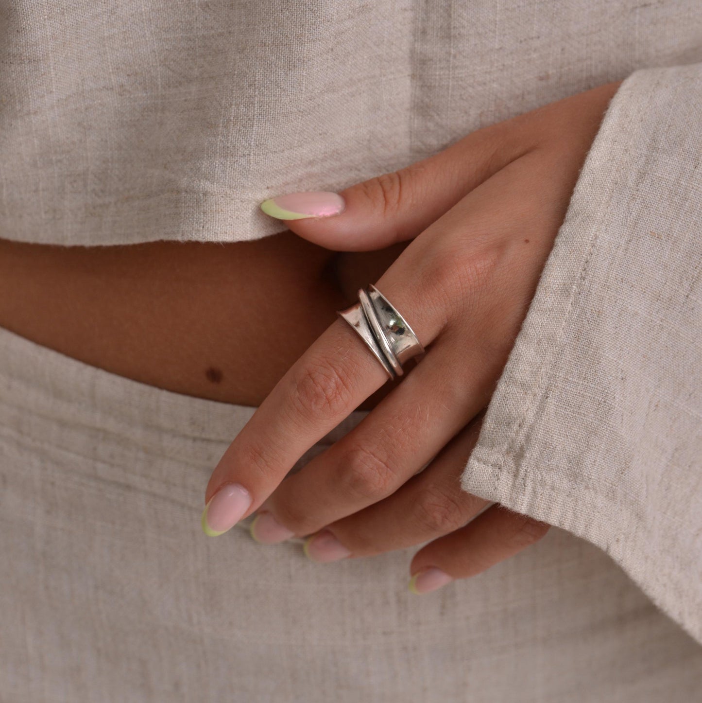 Anillo Éther – Diseño Retorcido en Plata con Estilo Minimalista y Elegante