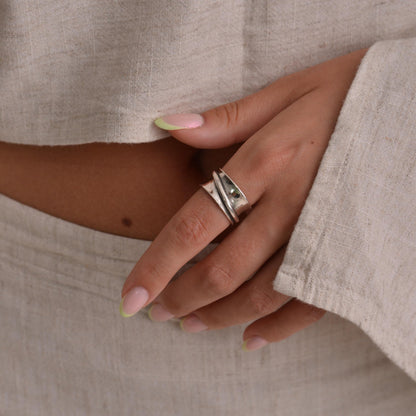 Anillo Éther – Diseño Retorcido en Plata con Estilo Minimalista y Elegante