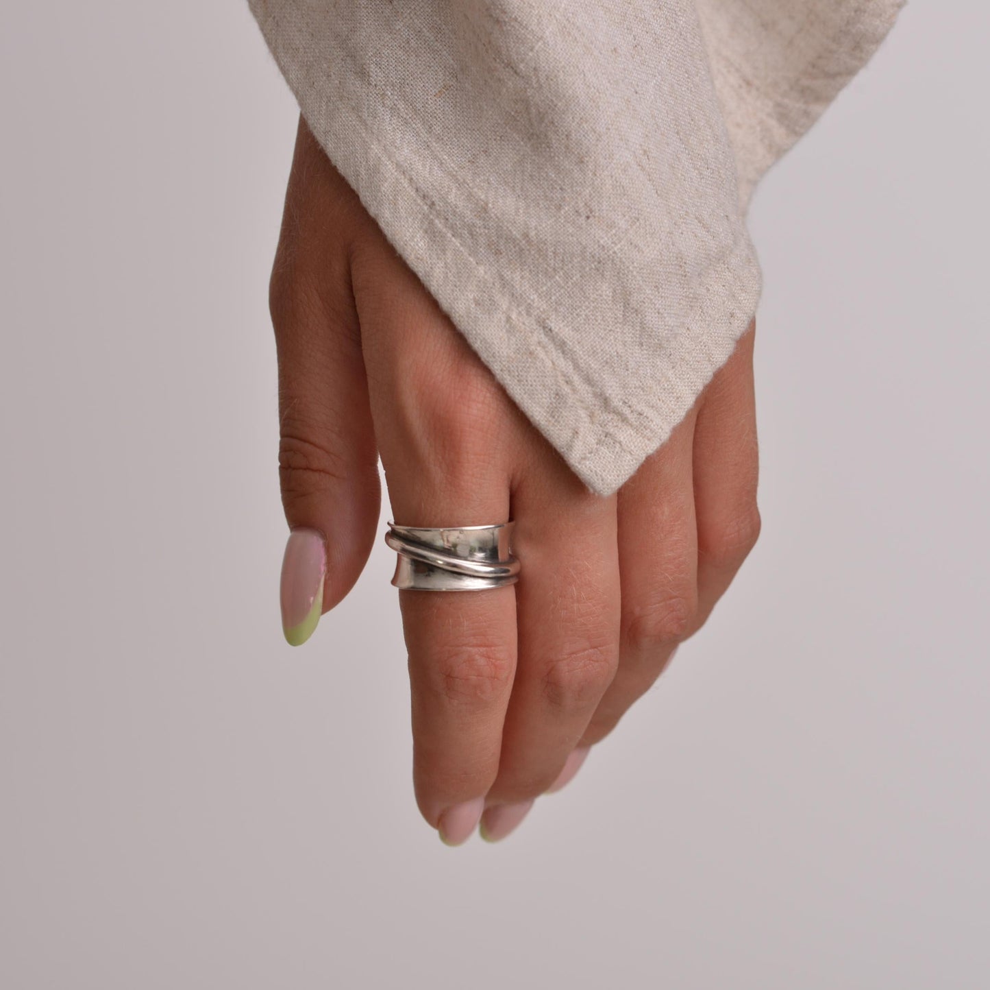 Anillo Éther – Diseño Retorcido en Plata con Estilo Minimalista y Elegante