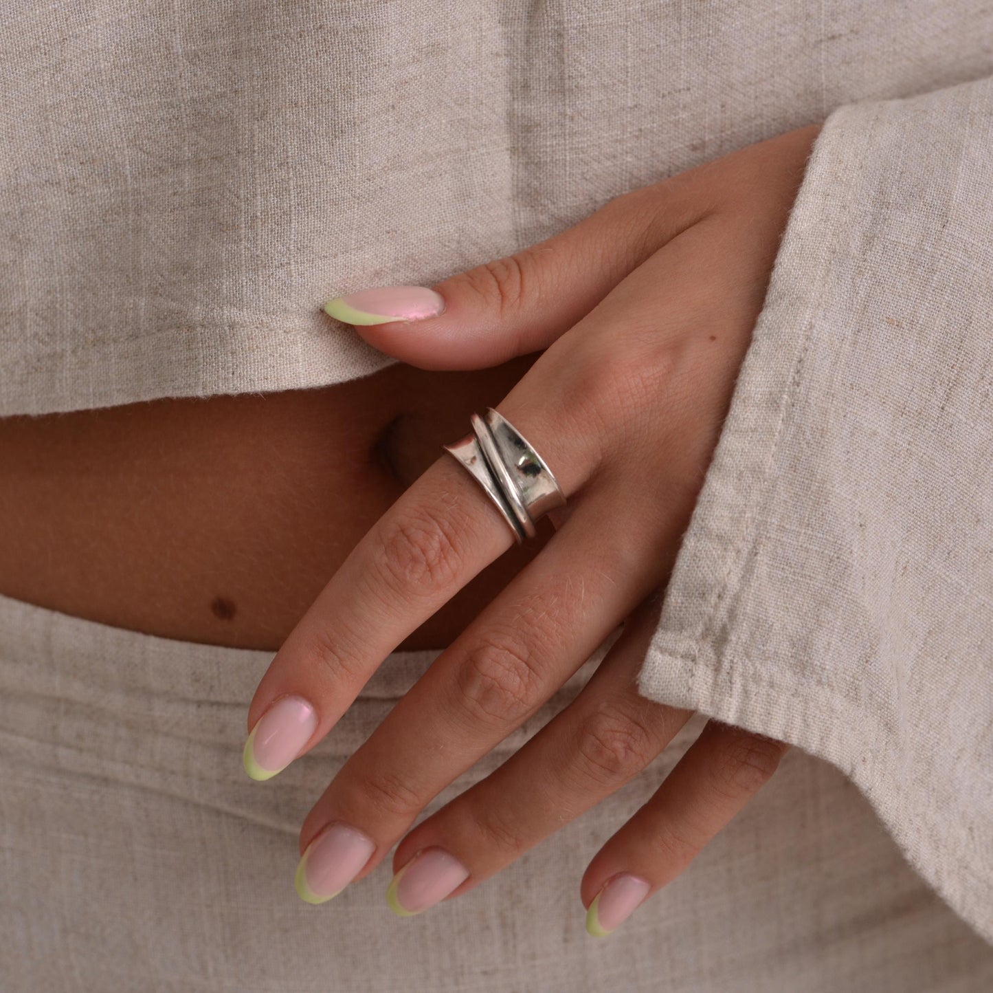 Anillo Éther – Diseño Retorcido en Plata con Estilo Minimalista y Elegante
