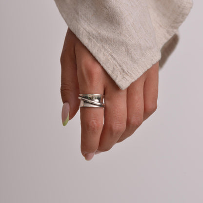 Anillo Éther – Diseño Retorcido en Plata con Estilo Minimalista y Elegante